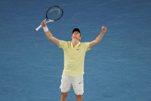 L'Italien Jannik Sinner célèbre sa victoire contre l'Allemand Alexander Zverev lors de la finale de l'Open d'Australie.