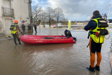 Les secours évacuent des habitants à Guipry-Messac en Ille-et-Vilaine, touchés par des inondations, le 27 janvier 2025.