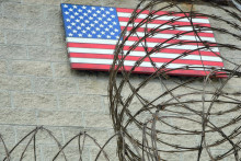 Le drapeau américain sur la façade de la prison de Guantanamo.