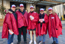 L'opération sensibilisation des buralistes de Bordeaux contre le trafic de cigarettes sur le parvis de la gare Saint-Jean.