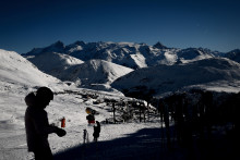 Un skieur pris au piège dans une avalanche sauvé par un homme de 37 ans en Suisse. (Illustration)