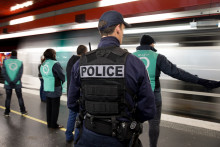 Policier et agents de la RATP dans une station de métro de Paris.