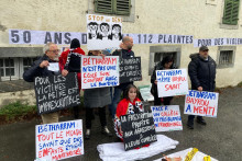 Des militants ont mené une action devant le collège de Bétharram.