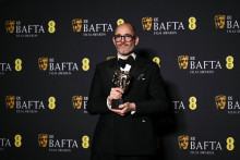 Le réalisateur allemand Edward Berger pose avec le prix du meilleur film pour "Conclave"