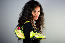 Sonia Souid, ancienne Miss Auvergne et l'une des rares agentes de footballeurs internationaux, pose le 16 mars 2016 à Paris.