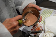 Une cliente d'Aroma-Zone fabriquant ses propres cosmétiques en 2017