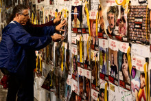Un mur avec des portraits d'otages, enlevés par le Hamas lors de l'attaque du 7 octobre, à Tel Aviv.