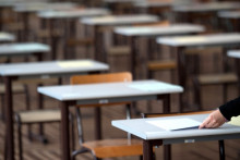 Des copies du baccalauréat dans une salle d'épreuve (illustration)