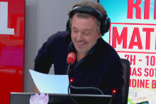 "Jolly, il s'appelle Jolly, il aime pas la pluie..." : Alex Vizorek rend hommage à Thomas  Jolly en reprenant Starmania