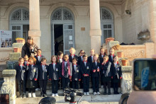 Des élèves portant l'uniforme à Béziers.