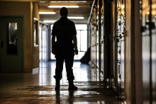 Un gardien dans un couloir de prison (illustration)