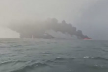 D'impressionnants panaches de fumée et des flammes s'élevent du lieu de la collision entre le pétrolier et le cargo.