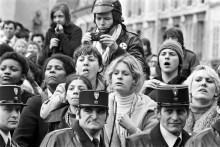 Des fans assitent aux obsèques du chanteur Claude François à l'église d'Auteuil, le 15 mars 1978, à Paris.