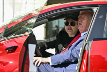 Elon Musk et Donald Trump dans une Tesla devant la Maison blanche le 11 mars 2024
