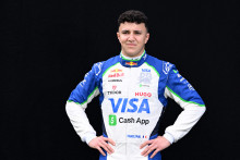 Isack Hadjar pose pour un portrait sur le circuit d'Albert Park à Melbourne le 13 mars 2025, avant le Grand Prix d'Australie de Formule 1.