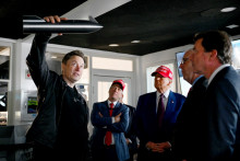 Elon Musk fait visiter la salle de contrôle avant le lancement du sixième vol d'essai de la fusée SpaceX Starship, le 19 novembre.