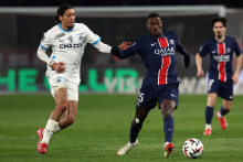 Le Marseillais Bilal Nadir à la lutte avec Le Parisien Nuno Mendes.