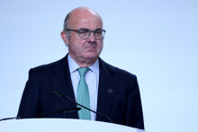 Le vice-président de la Banque centrale européenne, Luis de Guindos, assistant à une conférence de presse après la réunion du Conseil des gouverneurs à Athènes, le 26 octobre 2023.