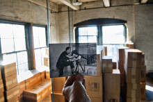 Une photo historique de 1964 de l'enquête sur l'assassinat de John F. Kennedy qui montre l'agent du FBI Robert Frazier reproduisant l'assassinat de JFK près de son emplacement d'origine dans le bâtiment du Texas School Book Depository à Dallas, au Texas.