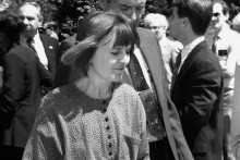 Marina Oswald, veuve de Lee Harvey Oswald, s'éloigne des journalistes après avoir fait une déclaration le 20 mai 1992 devant le Capitole des États-Unis à Washington, DC.
