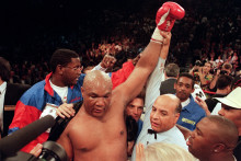 George Foreman célébrant son titre de champion du monde après avoir battu Michael Moorer, en 1994.