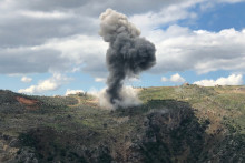De la fumée s'échappe du site d'un tir d'artillerie israélien qui a visé la région du village de Yohmor, au sud du Liban, le 22 mars 2025.