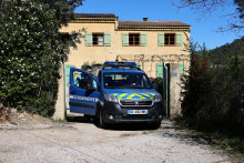 Des gendarmes devant la maison des grands-parents du petit Émile, le 25 mars 2025.