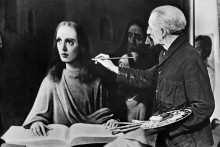 Photo prise en octobre 1947, à Amsterdam du peintre néerlandais Han Van Meegeren (1889-1947), devant l'une de ses oeuvres.