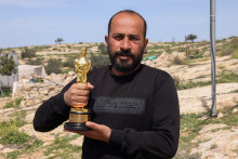 Hamdan Ballal avec son Oscar après que des colons israéliens l'ont attaqué au sud de la Cisjordanie occupée, le 26 mars 2025.