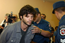 Bertrand Cantat escorté par la police, à Vilnius, en 2003