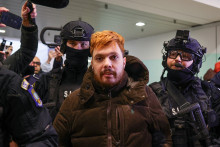 Mohamed Amra escorté par la policel le 25 février 2025
