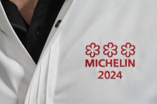 Cette photo prise le 18 mars 2024, montre les trois étoiles Michelin brodées sur l'uniforme d'un chef lors de la cérémonie de remise des prix du Guide Michelin pour la France 2024 à Tours, dans le centre de la France.