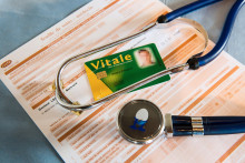 Une photo prise le 29 janvier 2015 montre une carte d'assurance maladie française « Carte Vitale » sur un formulaire de traitement affiché avec un stéthoscope.