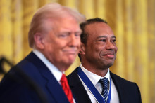 Donald Trump avec la légende du golf Tiger Woods, le 20 février 2025 à la Maison Blanche