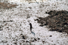 Photo fournie par les garde-côtes indiens et Survival International et prise le 28 décembre 2004, un homme de la tribu des Sentinelles pointe son arc et ses flèches sur un Indien
