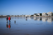 Des promeneurs à pied sur la plage de la Baule, le 10 mars 2024.