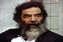 Cette photo montre le dictateur irakien déchu Saddam Hussein après sa capture dans une vidéo présentée le 14 décembre 2003 par les autorités américaines lors de la conférence de presse à Bagdad annonçant officiellement son arrestation.