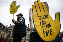 Le slogan "Touche pas à mon pote" inscrit sur une main jaune, le symbole SOS Racisme de l'antiracisme, le 23 juin 2024, à Bordeaux.