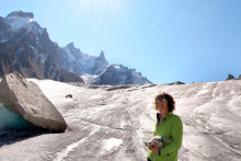 L'alpiniste française Catherine Destivelle participe à une opération de collecte de déchets sur la Mer de Glace, le plus long glacier de France, le 23 septembre 2011 près de Chamonix.