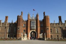 Une photo prise le 27 mars 2012 montre l'entrée du palais de Hampton Court, la reine Marie Tudor y meurt en 1558 à 42 ans.