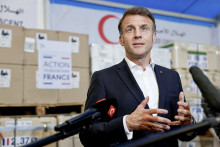Le président français Emmanuel Macron s'adresse aux médias lors d'une visite des entrepôts du Croissant-Rouge égyptien où est stockée l'aide destinée à Gaza, dans la ville frontalière égyptienne d'El-Arish, en Égypte, le 8 avril 2025.