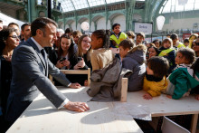 Emmanuel Macron en visite au Salon du livre, le 11 avril 2025