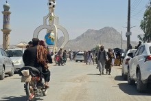 Des hommes afghans partent après avoir assisté à l'exécution publique d'un homme détenu dans un stade de football de la province de Farah le 11 avril 2025.