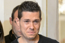 Les proches d'Alexia Daval assassinée, son mari Jonathann Daval (au centre) arrivent pour donner une conférence de presse à la mairie de Gray, dans l'est de la France, le 2 novembre 2017.