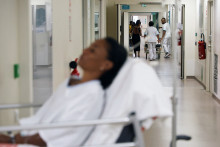 Une patiente atteinte du chikungunya en avril 2025, prise en charge dans le centre hospitalier de la Réunion