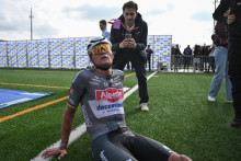 Mathieu van der Poel à la fin de sa troisième victoire sur Paris-Roubaix, le dimanche 13 avril.