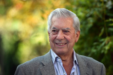 L'écrivain péruvien et prix Nobel de littérature 2010, Mario Vargas Llosa, pose le 17 octobre 2014 à Aix-en-Provence.