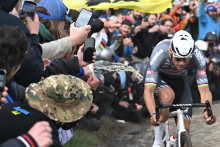 Un spectateur lance du liquide sur Mathieu van de Poel lors de la course Paris-Roubaix le 13 avril 2025