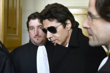 Le chanteur français Jean-Luc Lahaye arrive au palais de justice de Paris, le 23 mars 2015, pour assister à son procès pour corruption de mineure de moins de 15 ans.