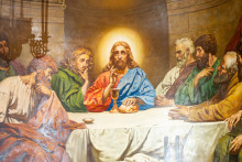 Jésus et une partie de ses apôtres, durant la Cène, le dernier repas du Christ.